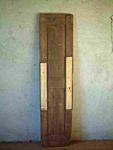 Une porte étroite en chêne louis 14, décors pointes de diament à restaurer.