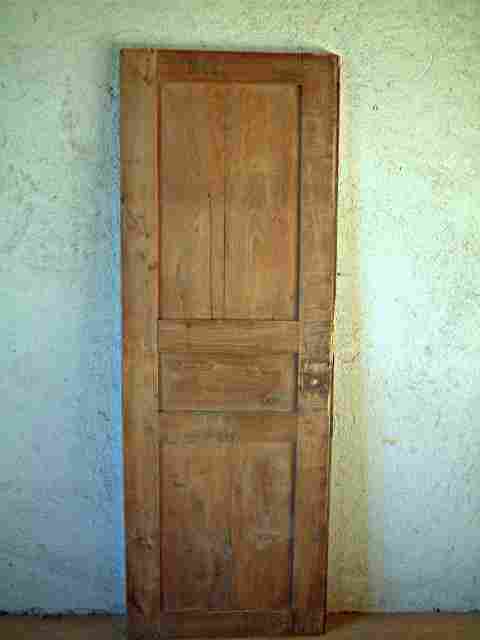Une porte en merisier louis philippe à restaurer.