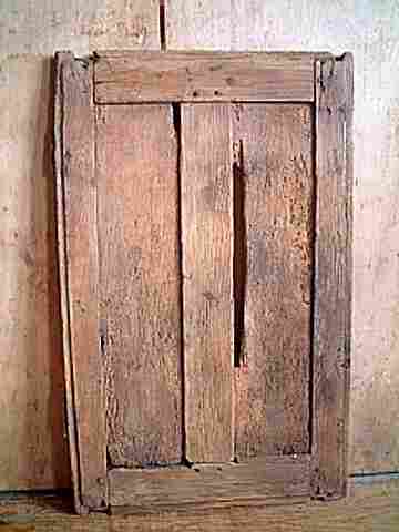 Une porte basse Louis 13 en chêne à restaurer.