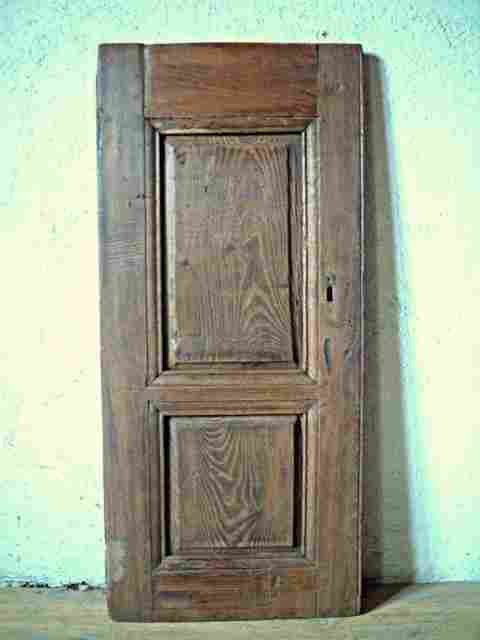Une porte en chataignier et merisier, moulurée rustique à 2 panneaux, patine ancienne.