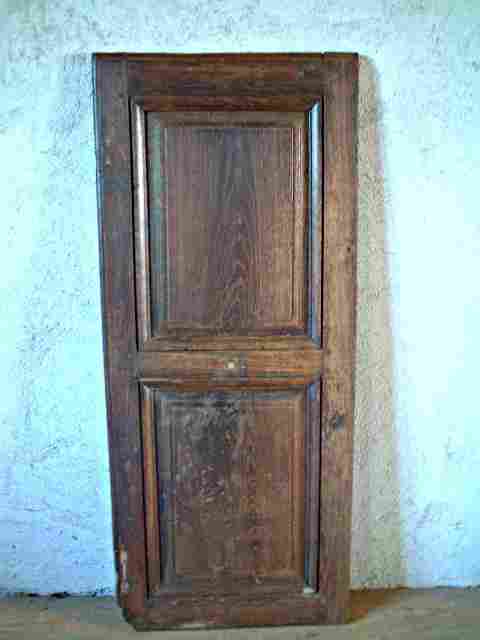 1 porte rustique en chêne moulurée, patine ancienne, à 2 panneaux.