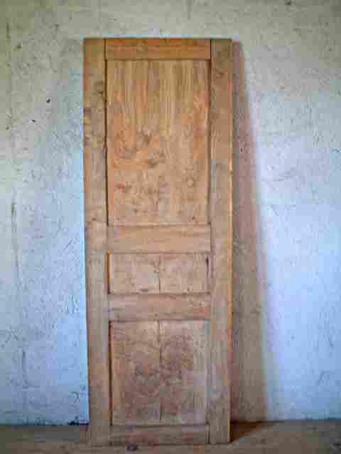 Une porte en orme à 3 panneaux philipparde.