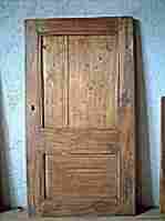 Une porte à deux panneaux en tilleul, rustique et campagnarde.