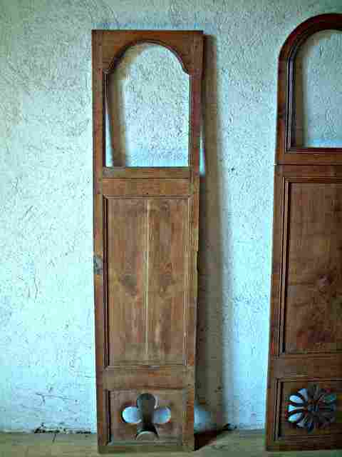 Une porte de pendule en chêne et orme, décor trèfle.