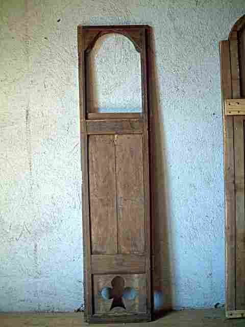 Une porte de pendule en chêne et orme, décor trèfle.