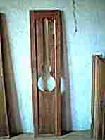 Une porte de pendule en ormeau, ouverture pour balancier lyre.