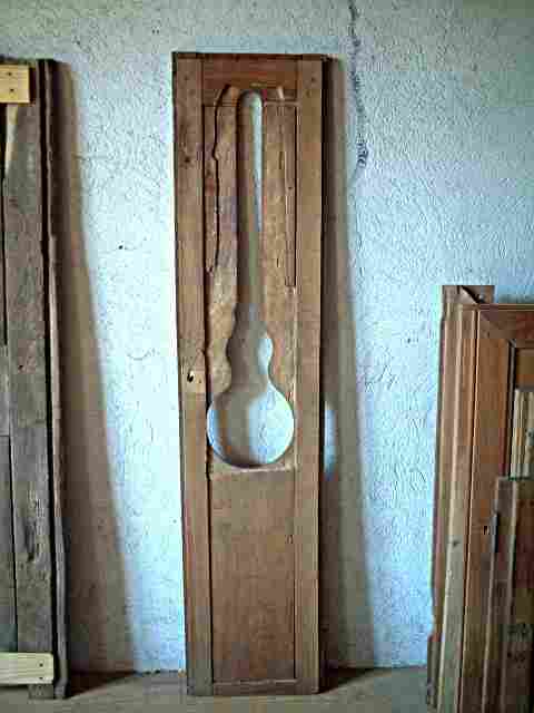 Une porte de pendule en ormeau, ouverture pour balancier lyre.