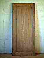Une porte en chêne, grand panneau, rustique bois sain.