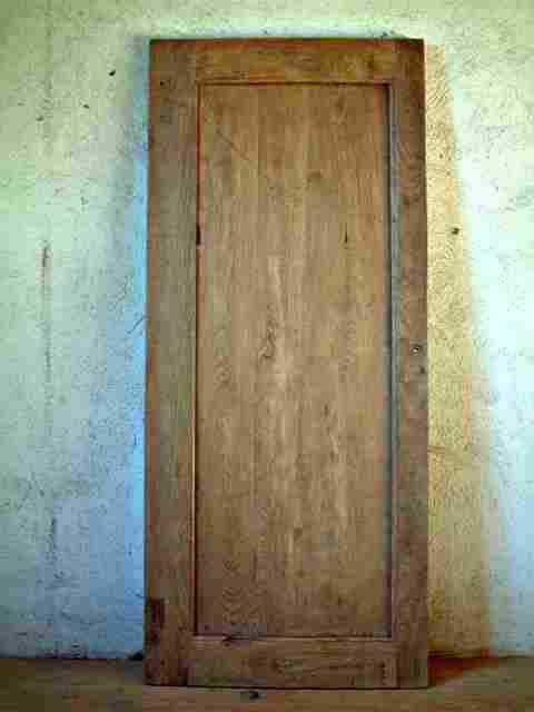 Une porte en chêne, grand panneau, rustique bois sain.