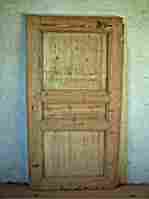 Une porte large en sapin et tilleul, 3 panneaux rustique à restaurer.