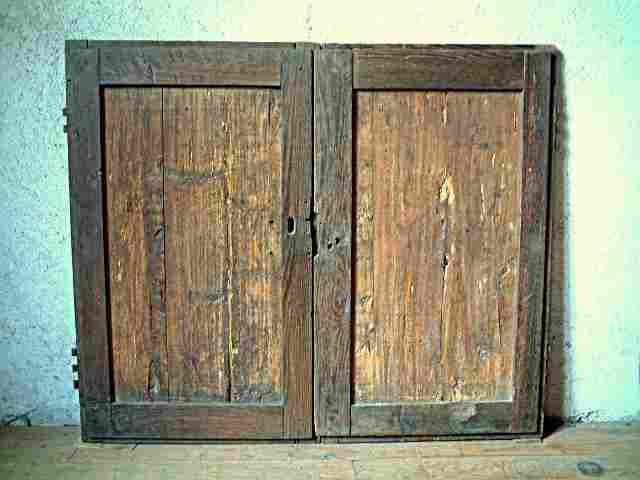 1 paire de portes de bahut bas rustique en chêne et tilleul ancienne à restaurer.