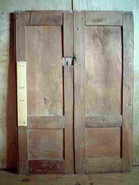 Une paire de portes Louis XIII, Louis XIV, en hêtre à restaurer.