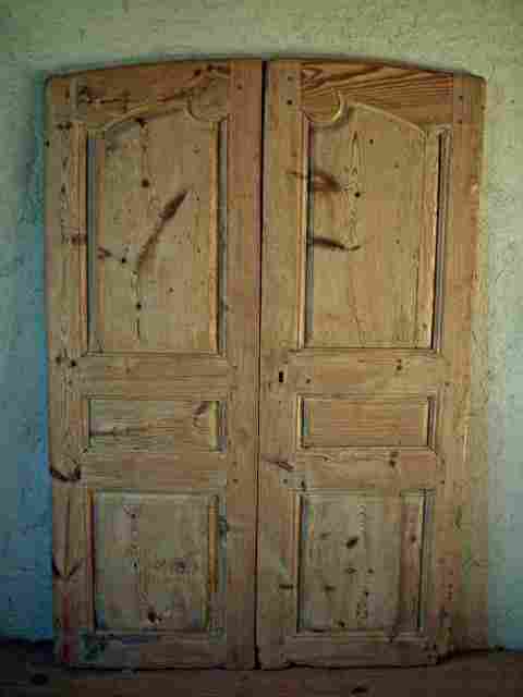 Une paire de portes louis 14 rustique moulurée en pin.