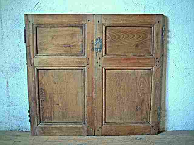 Une paire de portes en merisier et chêne, à 2 panneaux ancienne et rustique.