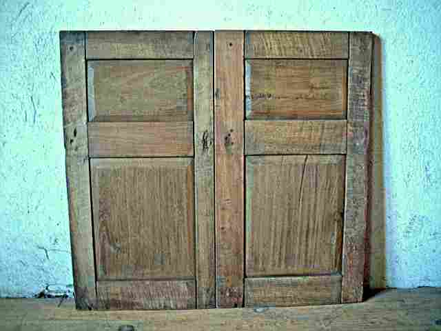 Une paire de portes en merisier et chêne, à 2 panneaux ancienne et rustique.