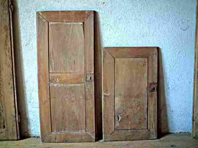 Deux portes en merisier anciennes, rustiques et philippardes, à l'origine elles étaient superposées l'une au-dessus de l'autre.