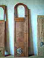 Portes de pendule en merisier et en deux éléments, haut + bas à décor populaire, belle qualité de bois ainsi que de patine ancienne.