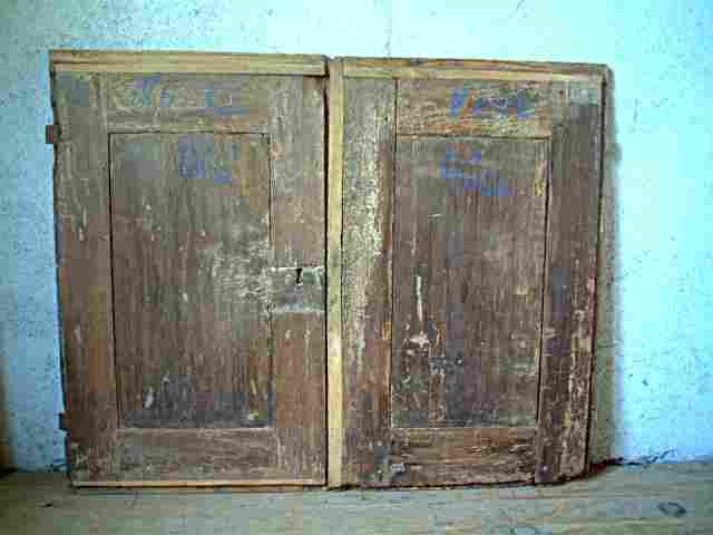 Une paire de portes en merisier style rustique, ancienne à restaurer.